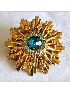 1940's   Vintage gold tone base metal blue crystals brooch / pin